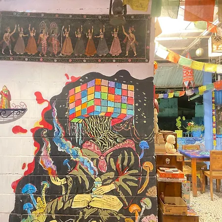 Bob Hostel-3