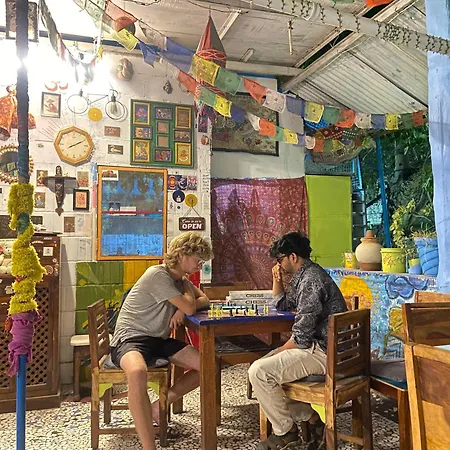 Bob Hostel-2